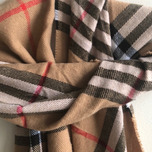 BNWT Gorgeous Plaid Scarf - Picture 1 of 3